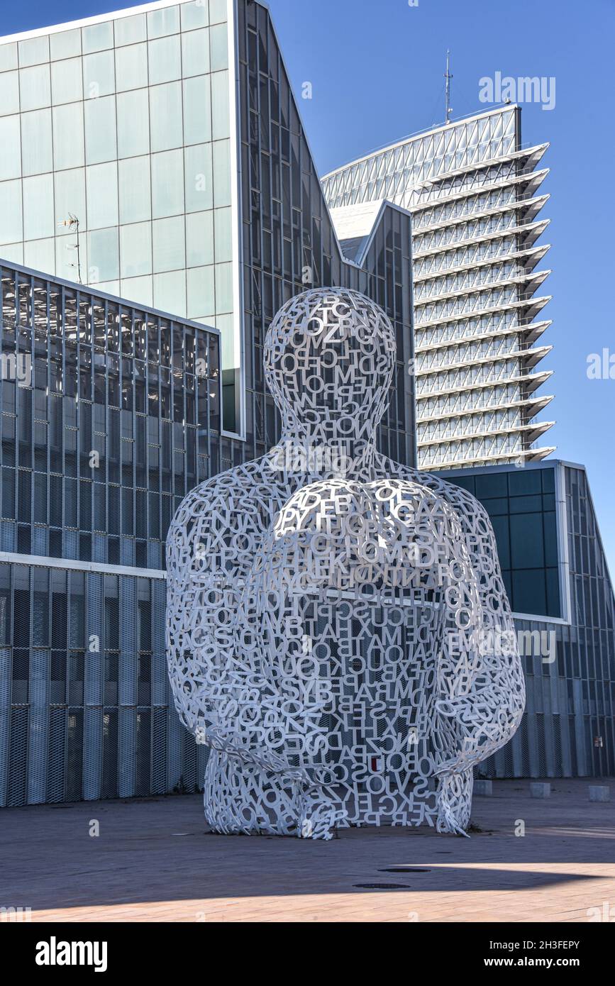 Saragosse, Espagne - 23 octobre 2021 : la sculpture moderne Alma del Ebro (l'âme de l'Ebre) devant le palais du Congrès, Zaragoza EXPO Banque D'Images