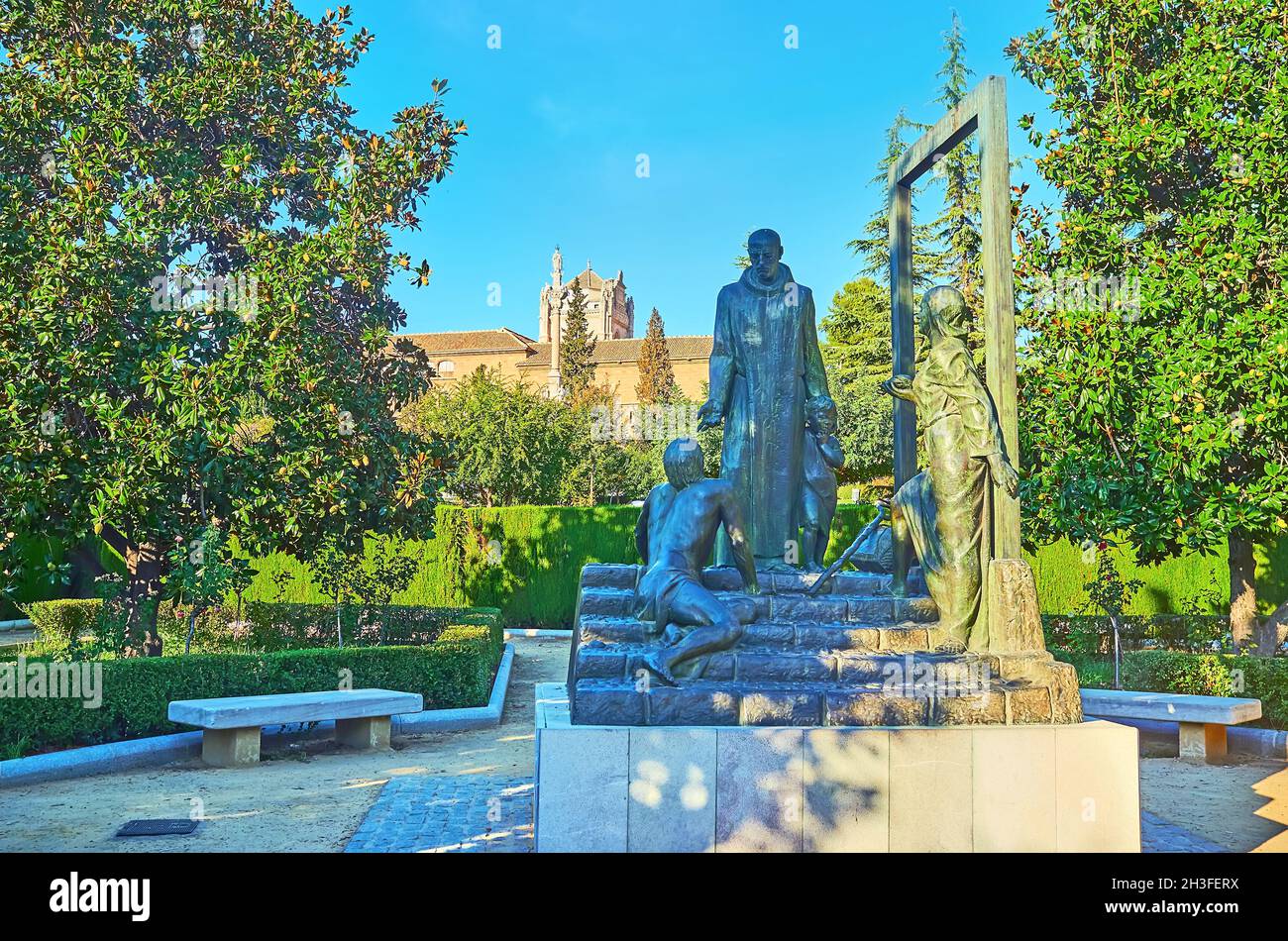 Le monument à San Juan de Dios (Saint Jean de Dieu) au milieu de la verdure des jardins de Triuph, Grenade, Espagne Banque D'Images