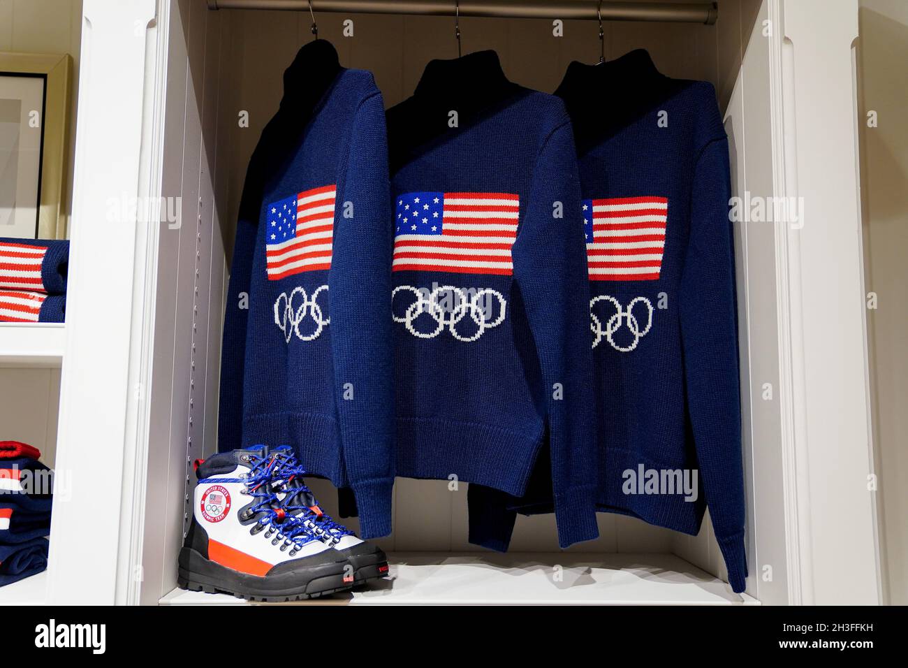 Cérémonie de clôture des Jeux olympiques d'hiver des États-Unis les  uniformes Ralph Lauren Polo sont photographiés dans le quartier de  Manhattan à New York, aux États-Unis, le 28 octobre 2021.REUTERS/Carlo  Allegri Photo