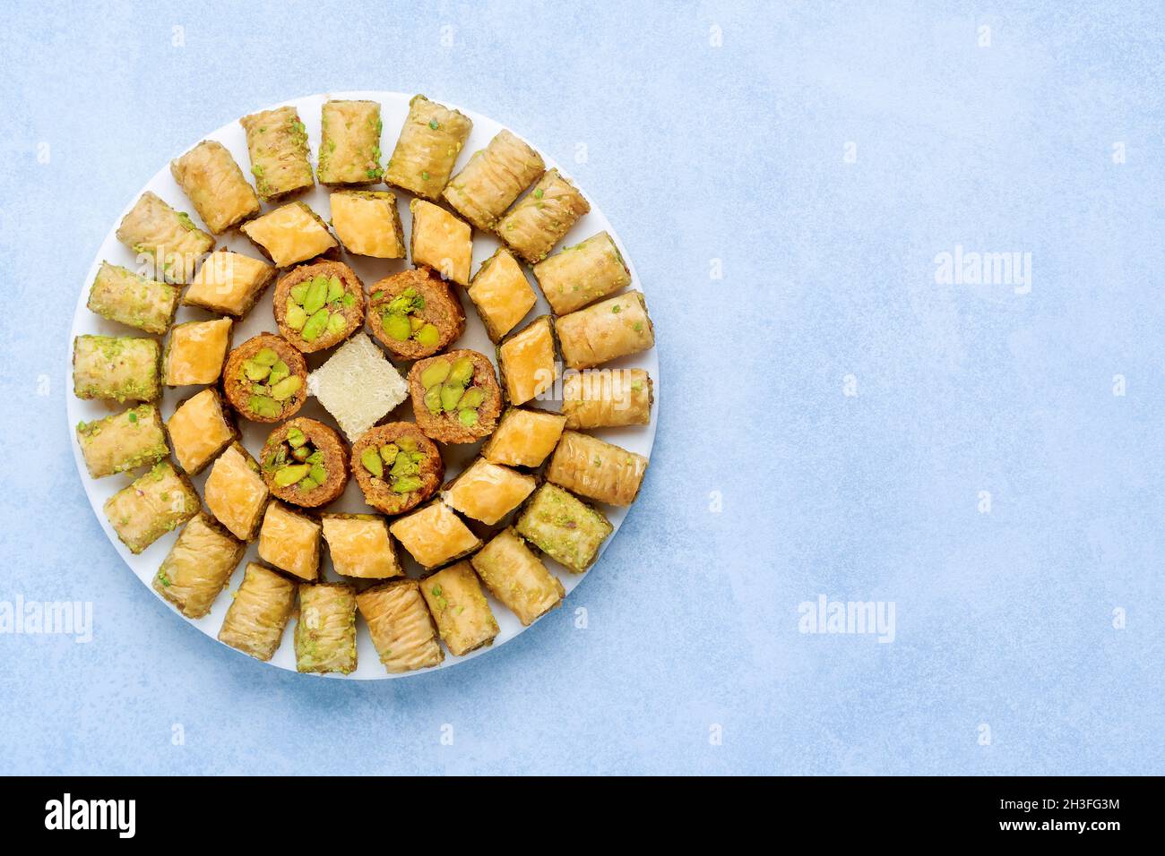 Assortiment traditionnel turc, dessert arabe de baklava avec pistache.Bonbons du Ramadan.Vue de dessus, espace de copie Banque D'Images