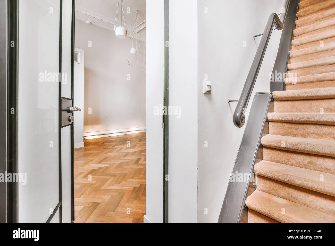 Bel escalier avec vue sur une autre chambre Banque D'Images