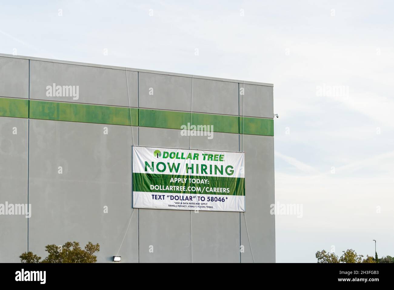 Pooler, USA - 18 octobre 2021: Signer au centre de distribution pour Dollar Tree store en Géorgie pour maintenant embaucher des emplois d'employés postulez maintenant sur le site Web Banque D'Images