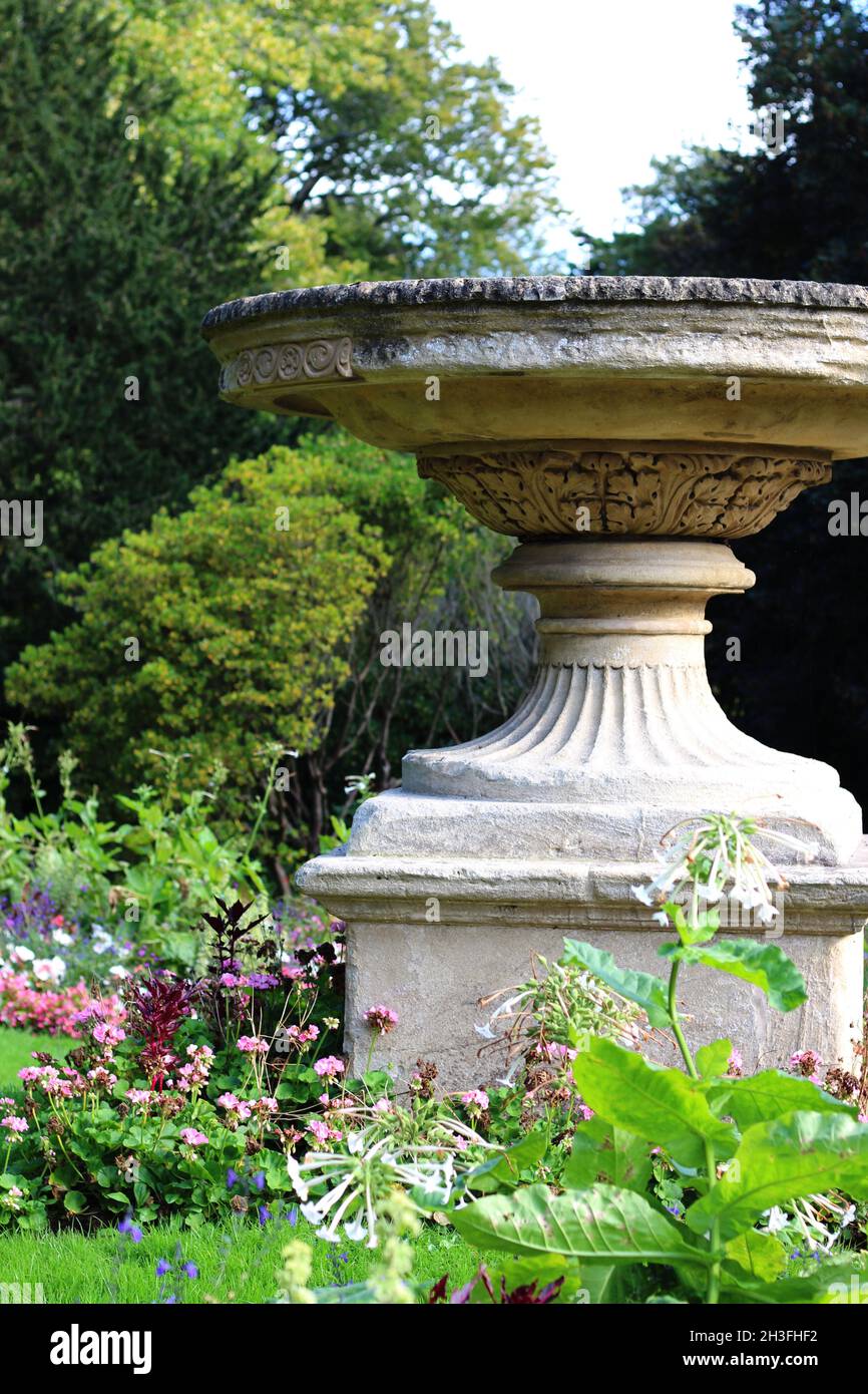 Décoration en pierre sculptée dans le magnifique jardin fleuri de Bath, Somerset, Royaume-Uni Banque D'Images