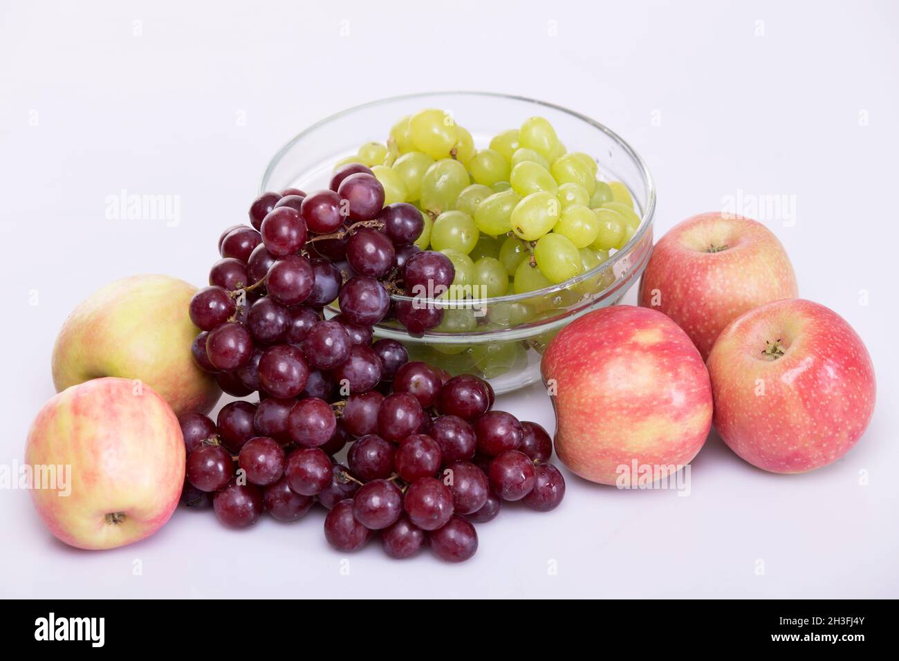 Fruits - les raisins verts, les raisins rouges, les pommes vertes et les pommes rouges Banque D'Images