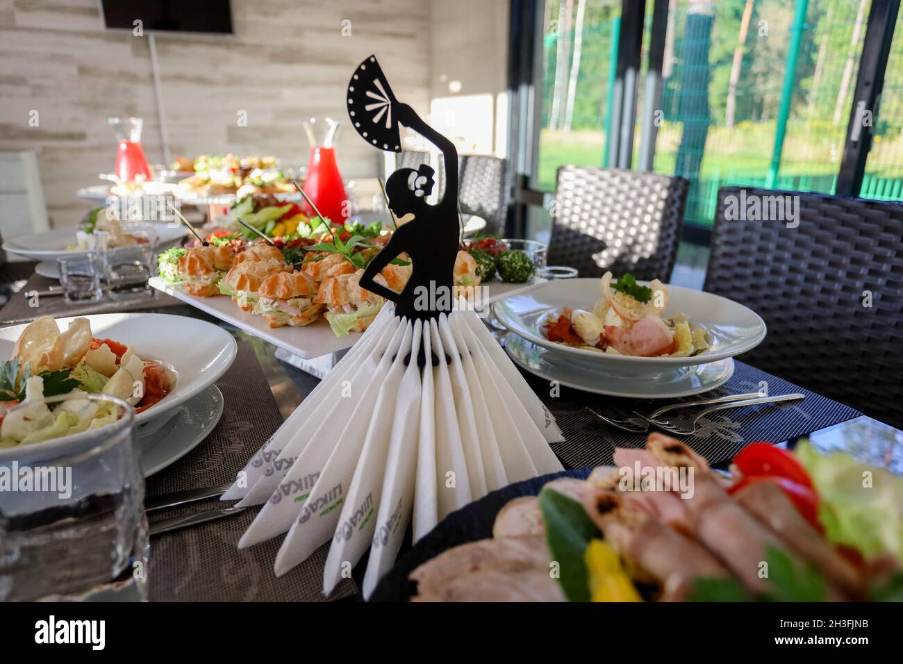 Table de dîner, porte-serviettes, nourriture sur les assiettes.Photo de haute qualité Banque D'Images