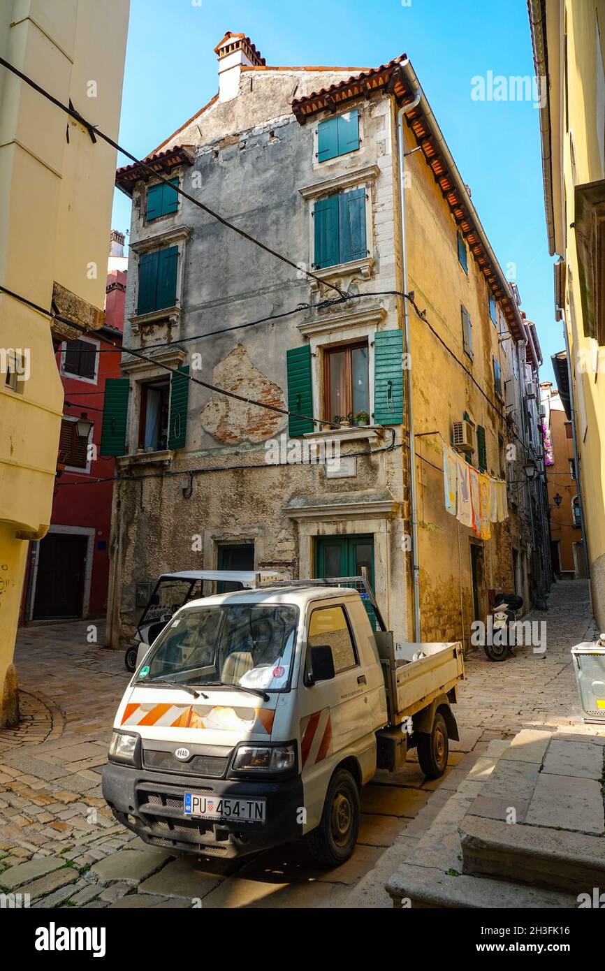 Rues étroites et vieux bâtiments à Rovinj, Istrie, Croatie, Mer Adriatique, Europe Banque D'Images