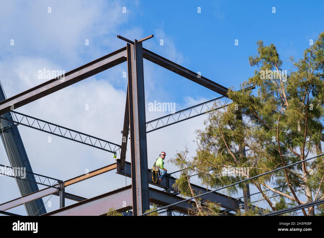 LA NOUVELLE-ORLÉANS, LA, États-Unis - 25 OCTOBRE 2021 : ouvrier de la construction assis sur une poutre d'acier pendant le projet de construction Banque D'Images
