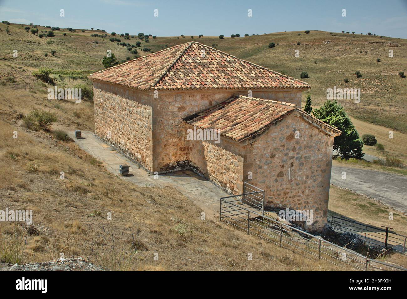 Vue supérieure de l'ermitage mozarabic de San Baudelio, construit au XIe siècle, composé d'une nef principale et d'une abside.Casillas de Berlanga, Soria. Banque D'Images