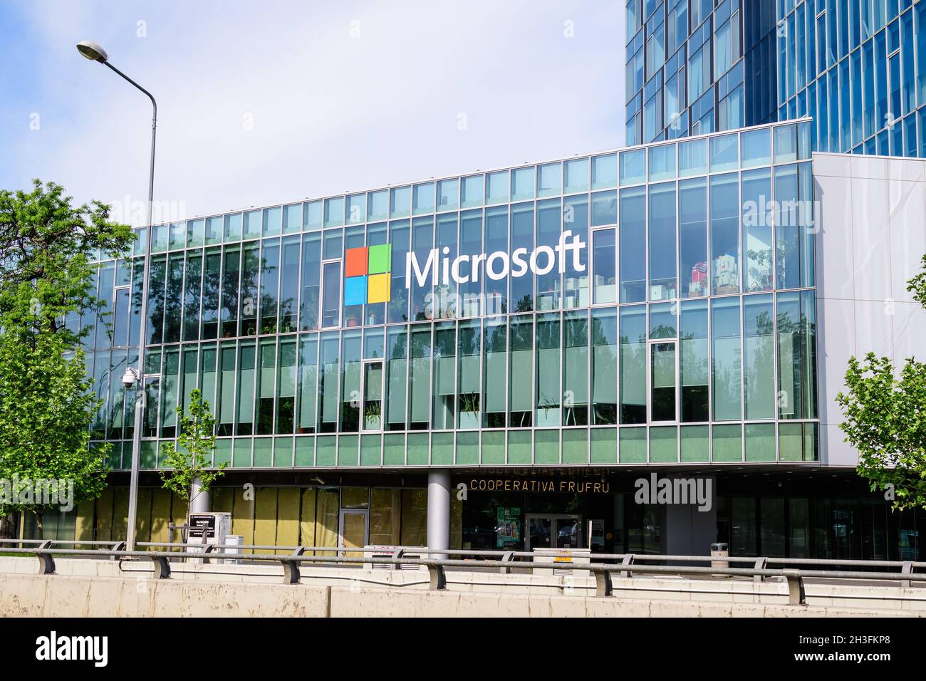 Bucarest, Roumanie - 15 mai 2021 : siège et bureaux Microsoft dans City Gate Towers, dans la partie nord de la ville, dans une journée de printemps ensoleillée Banque D'Images