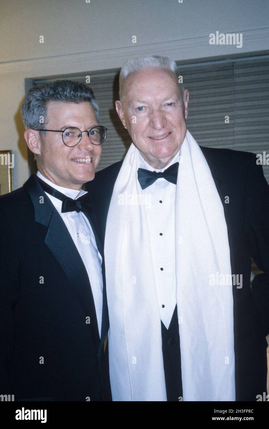 Années 1990, Père et fils vêtus de Black Tie pose pour la caméra, NYC, Etats-Unis Banque D'Images