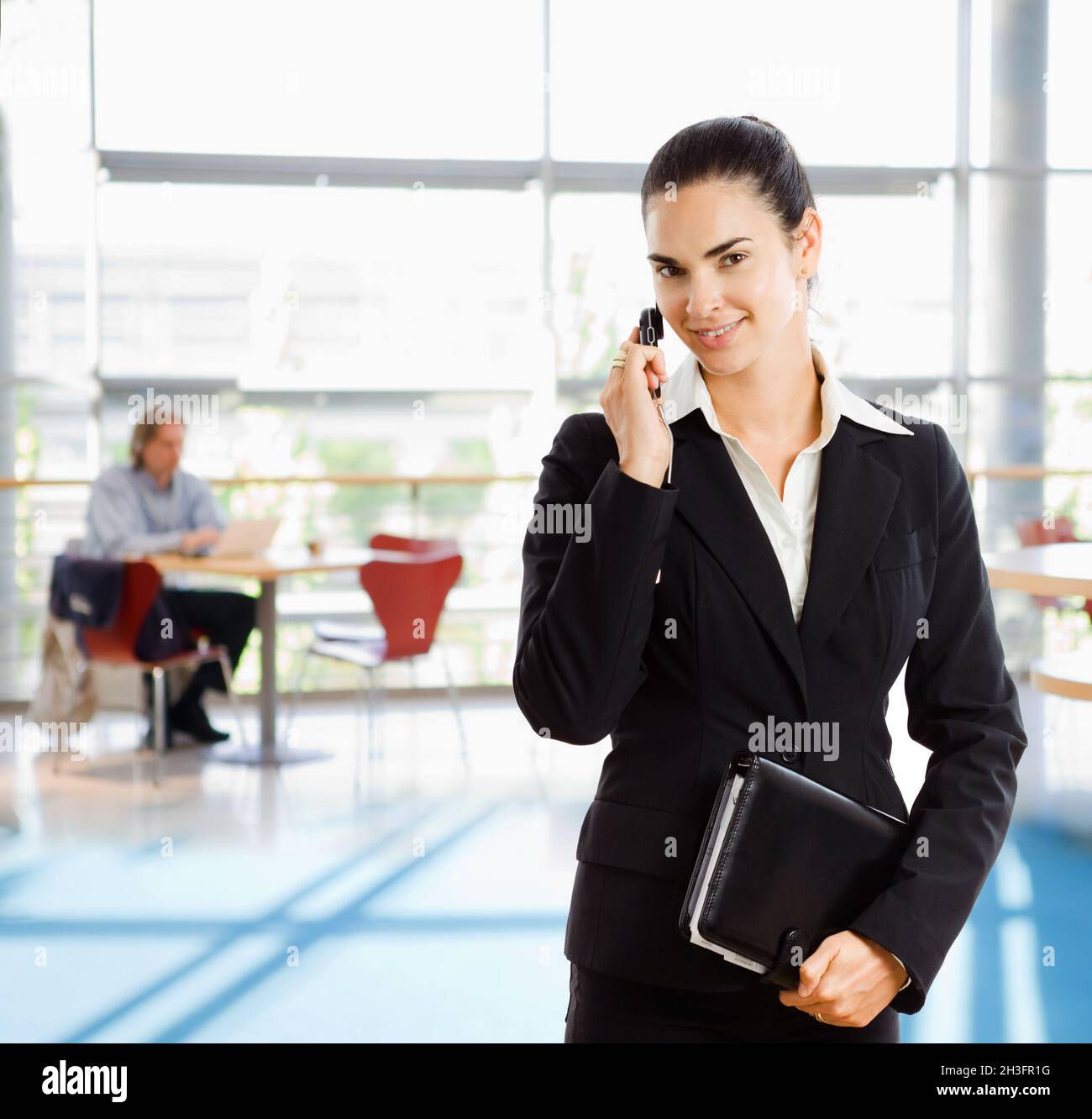 Femme d'affaires talkin sur téléphone mobile Banque D'Images