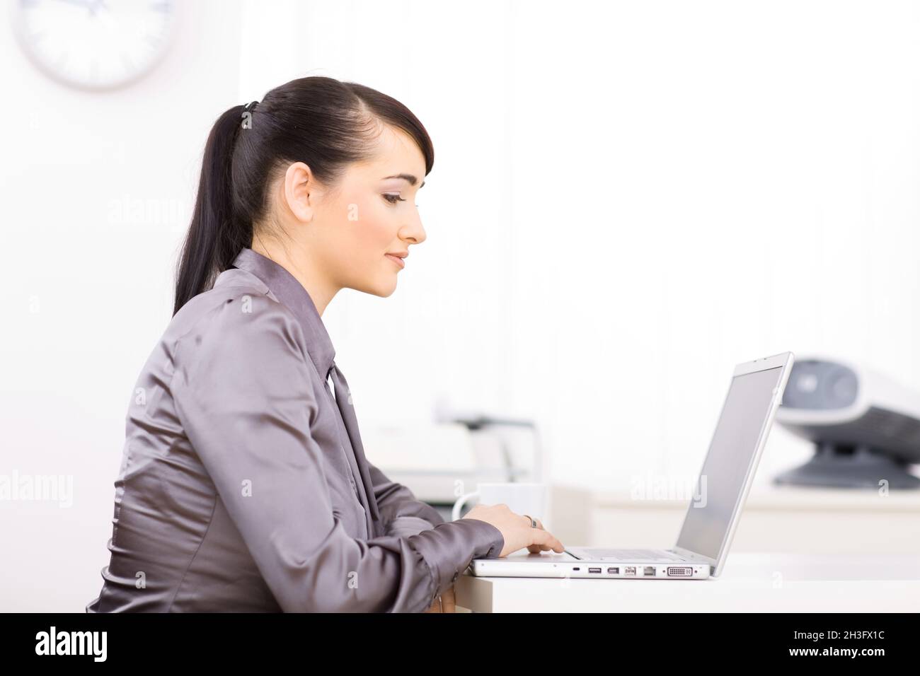 Businesswoman working on laptop Banque D'Images
