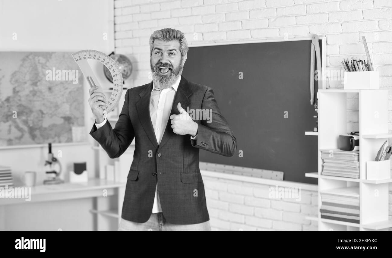 Bonne chance.Leçon moderne d'enseignant.Étude et éducation.École moderne.Journée des connaissances.Beau barbu homme dans la salle de classe tableau noir.Enseignement moderne Banque D'Images