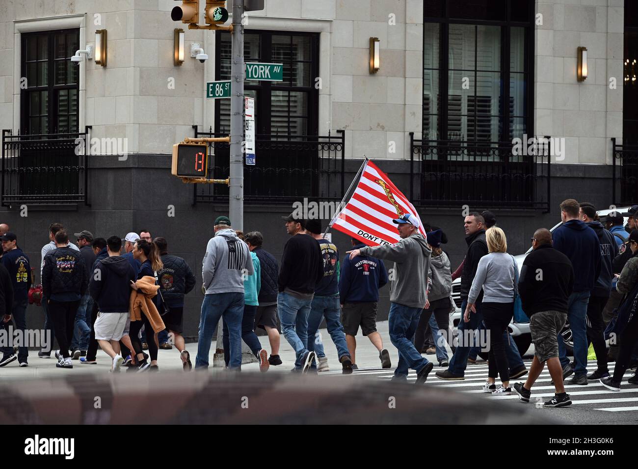 New York, États-Unis.28 octobre 2021.De grandes foules, y compris des membres du Service des incendies de la ville de New York, tiennent un rassemblement contre le mandat de vaccination COVID-19 pour les travailleurs municipaux devant Gracie Mansion, New York, NY, le 28 octobre 2021.Tous les travailleurs municipaux, à l'exception des agents de correction en uniforme, doivent avoir au moins une dose du vaccin COVID-19 avant 17 h le 29 octobre.(Photo par Anthony Behar/Sipa USA) crédit: SIPA USA/Alay Live News Banque D'Images