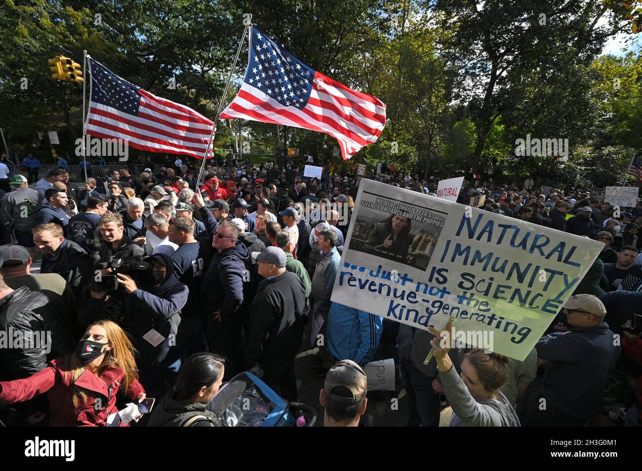 New York, États-Unis.28 octobre 2021.De grandes foules, y compris des membres du Service des incendies de la ville de New York, tiennent un rassemblement contre le mandat de vaccination COVID-19 pour les travailleurs municipaux devant Gracie Mansion, New York, NY, le 28 octobre 2021.Tous les travailleurs municipaux, à l'exception des agents de correction en uniforme, doivent avoir au moins une dose du vaccin COVID-19 avant 17 h le 29 octobre.(Photo par Anthony Behar/Sipa USA) crédit: SIPA USA/Alay Live News Banque D'Images