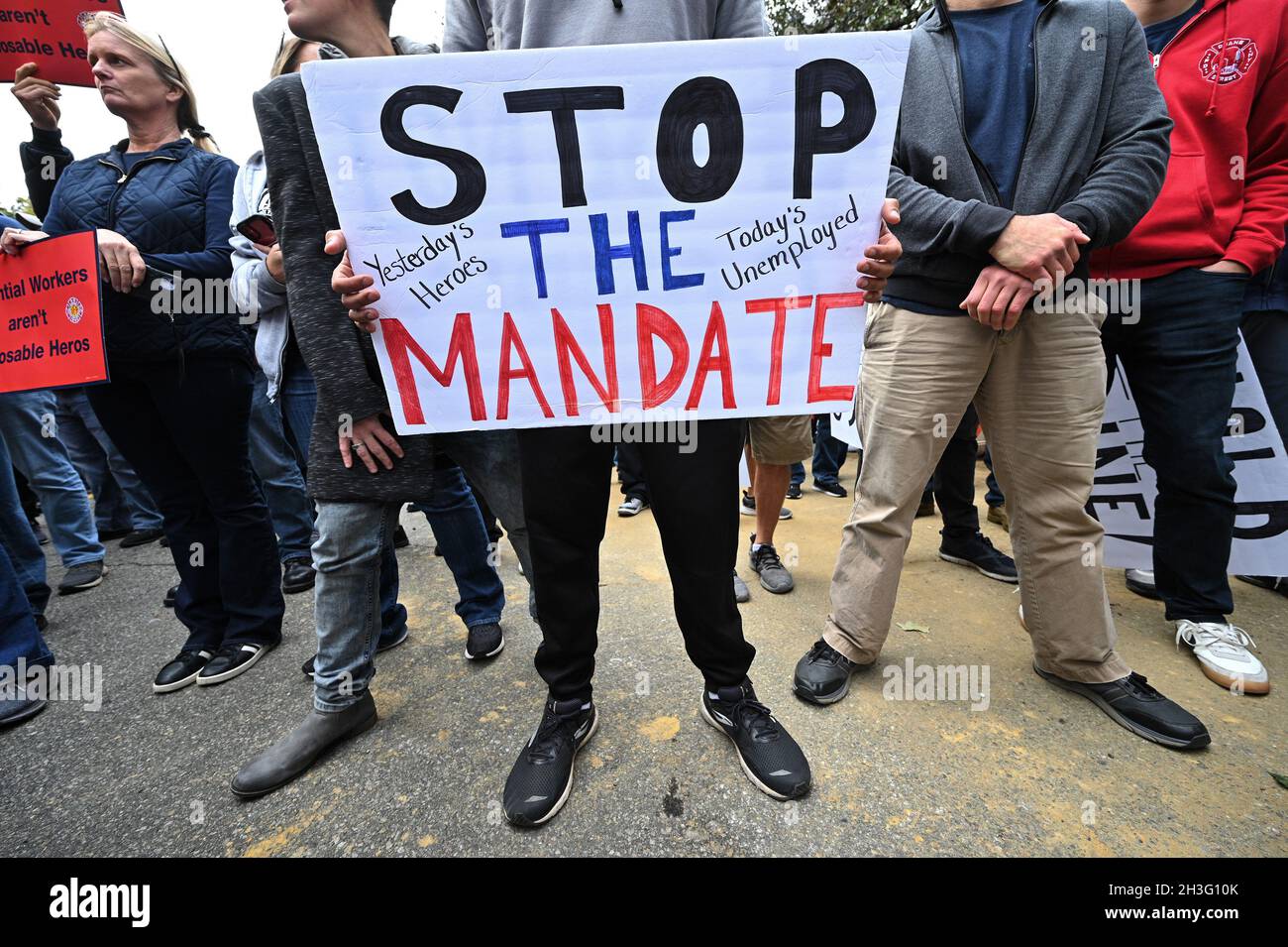 New York, États-Unis.28 octobre 2021.De grandes foules, y compris des membres du Service des incendies de la ville de New York, tiennent un rassemblement contre le mandat de vaccination COVID-19 pour les travailleurs municipaux devant Gracie Mansion, New York, NY, le 28 octobre 2021.Tous les travailleurs municipaux, à l'exception des agents de correction en uniforme, doivent avoir au moins une dose du vaccin COVID-19 avant 17 h le 29 octobre.(Photo par Anthony Behar/Sipa USA) crédit: SIPA USA/Alay Live News Banque D'Images