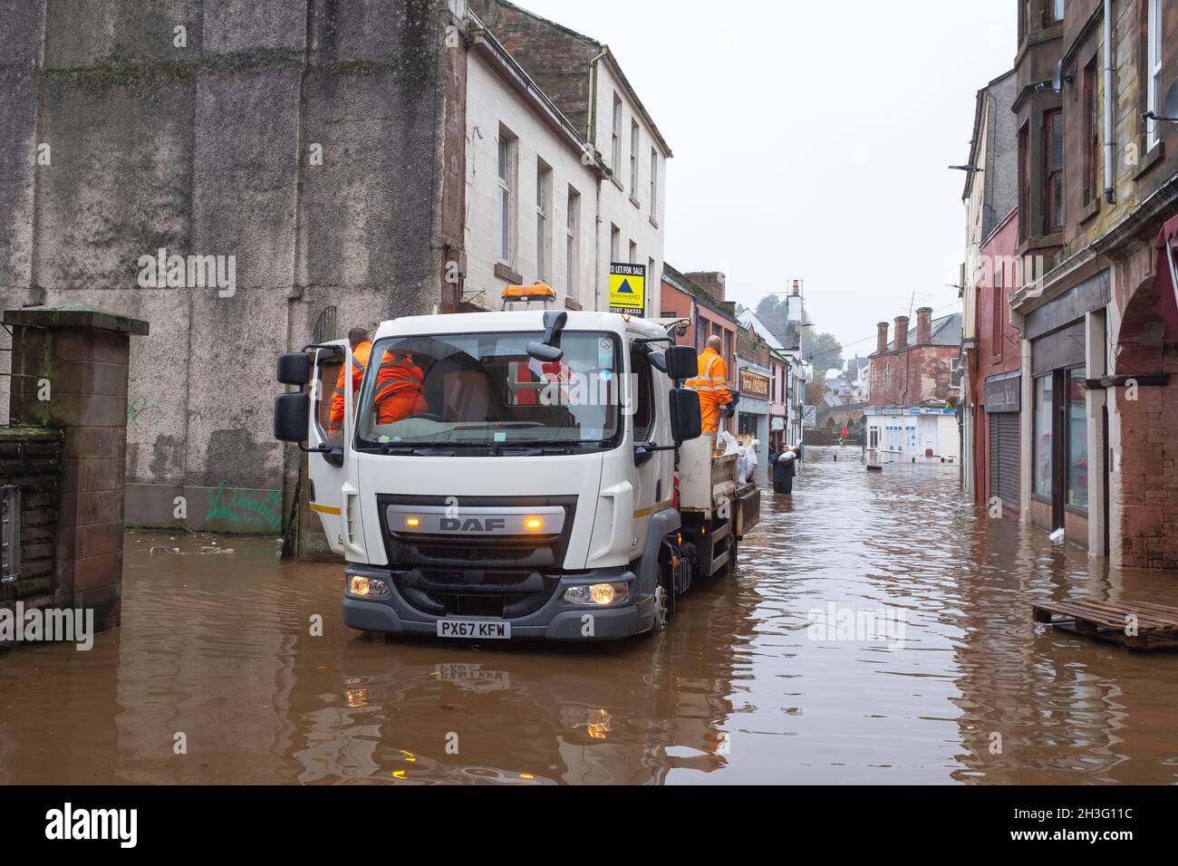 Jeudi 28 octobre 2021, The Vennel, Dumfries, Écosse.Les sacs de sable sont livrés aux propriétés pour les protéger contre les inondations de la rivière Nith. Banque D'Images