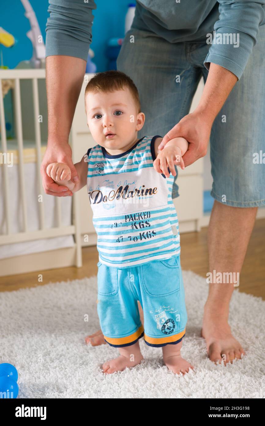 Bebe Fait Les Premiers Pas Photo Stock Alamy Bebe Fait Les Premiers Pas Photo Stock Alamy