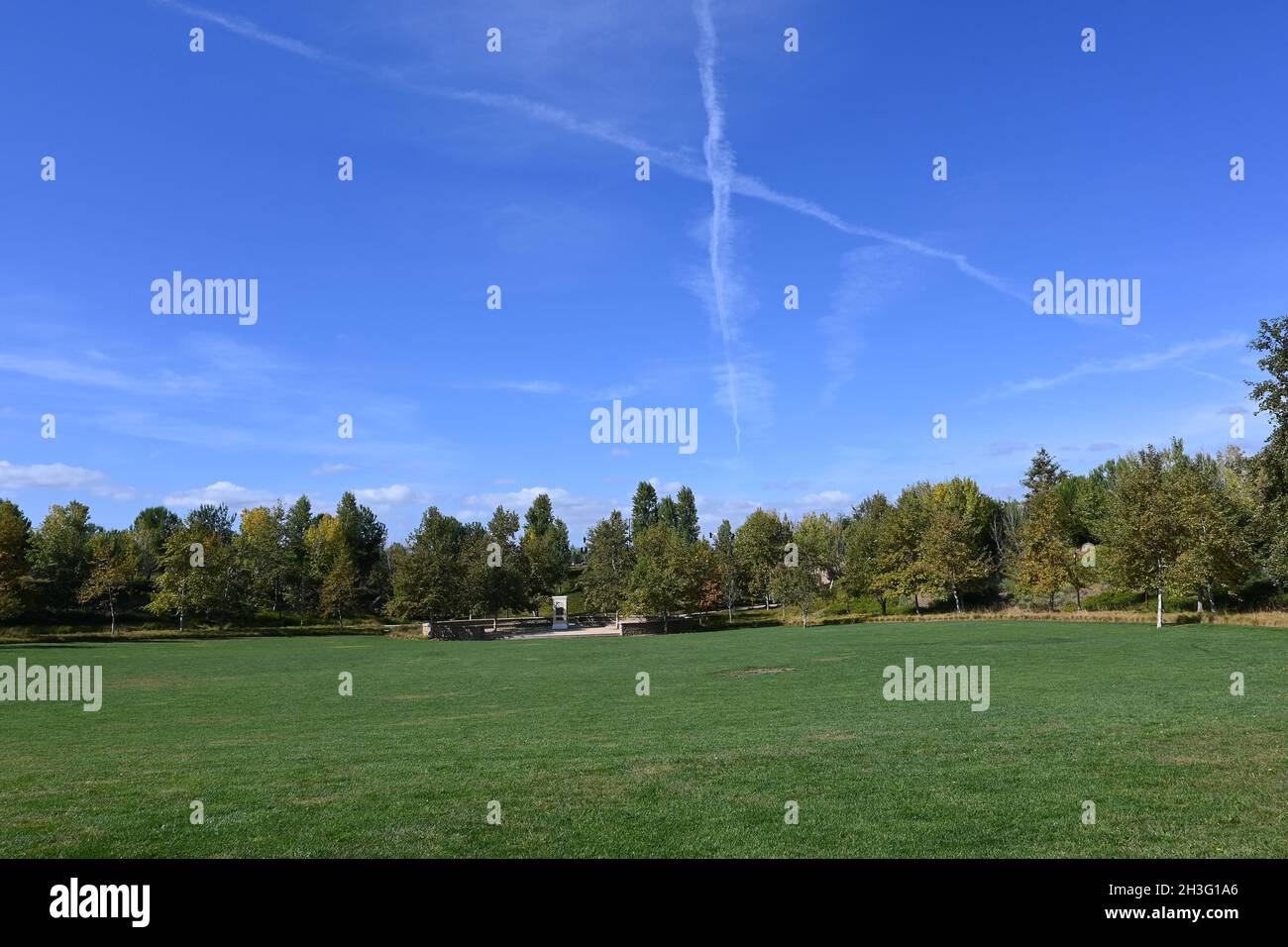 IRVINE, CALIFORNIE - 23 octobre 2021 : la grande pelouse du Jeffrey Open Space Trail. Banque D'Images