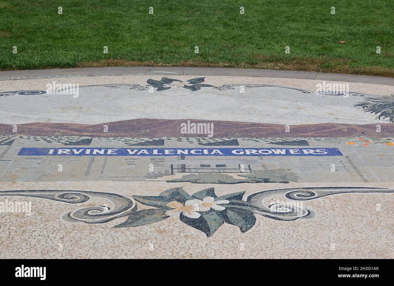IRVINE, CALIFORNIE - 23 OCT 2021: Irvine Valencia Growers Mosaic at the Orange Grove in the Jeffrey Open Space Trail. Banque D'Images