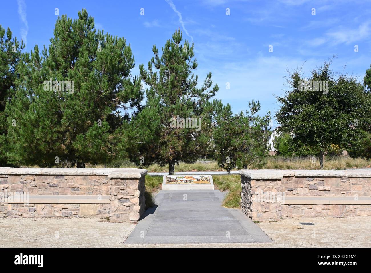 IRVINE, CALIFORNIE - 23 OCT 2021: Marqueur de temps et aire de repos dans le Jeffrey Open Space Trail. Banque D'Images