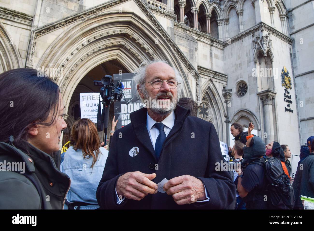 Londres, Royaume-Uni.28 octobre 2021.Le père d'Assange John Shipton s'adresse aux manifestants le deuxième jour de l'audience de Julian Assange, devant les cours royales de justice. Le gouvernement américain a fait appel de la décision de ne pas extrader le fondateur de WikiLeaks.Crédit : SOPA Images Limited/Alamy Live News Banque D'Images