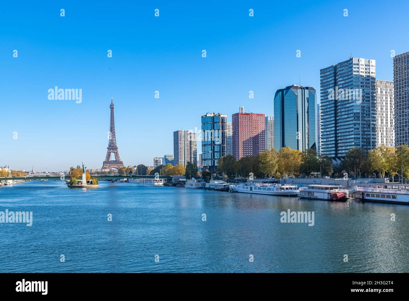 Paris, le pont Grenelle sur la Seine, avec la statue de la liberté, et la Tour Eiffel en arrière-plan Banque D'Images