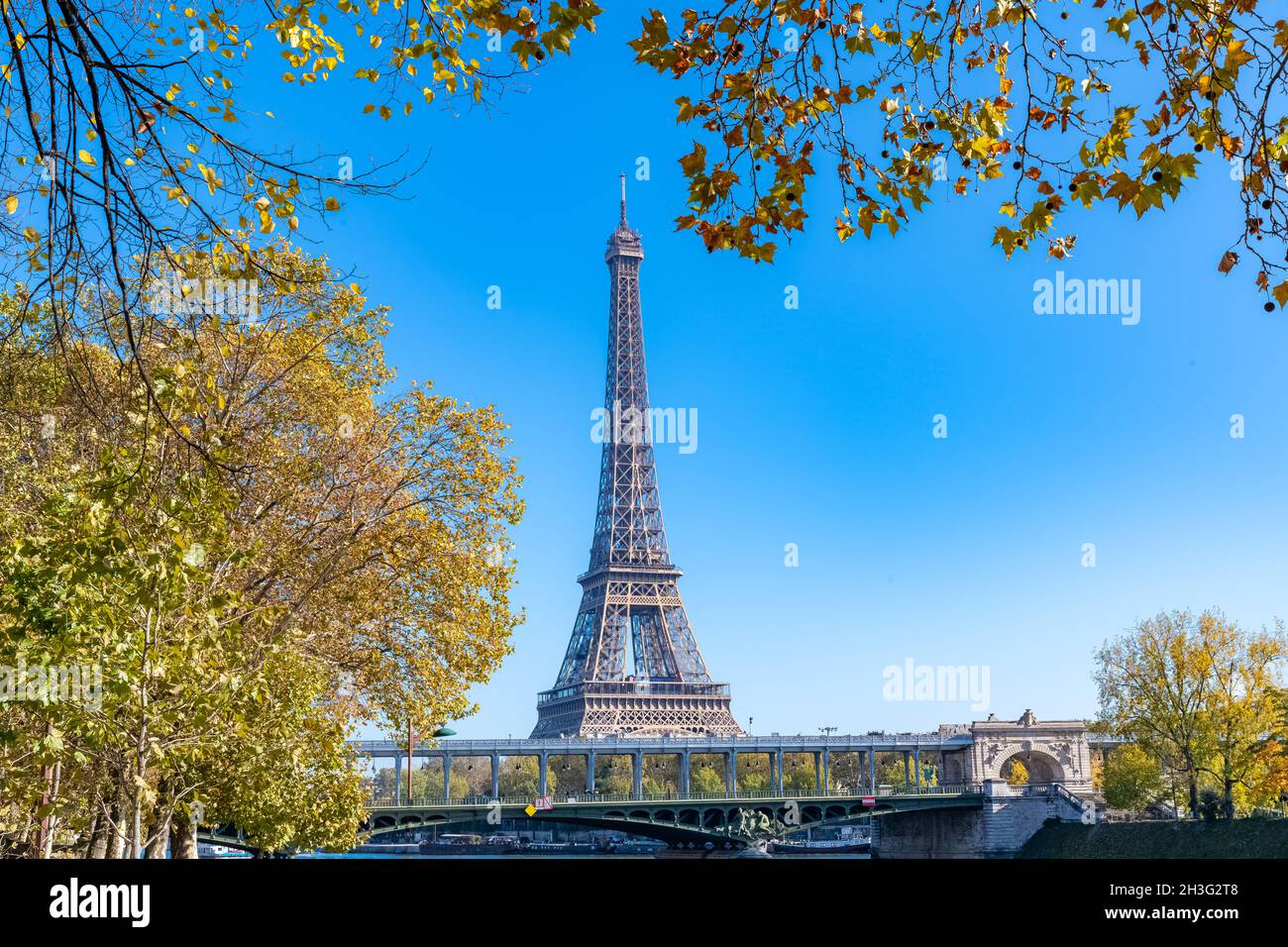 Paris, le pont Bir-Hakeim sur la Seine, avec la Tour Eiffel en automne Banque D'Images