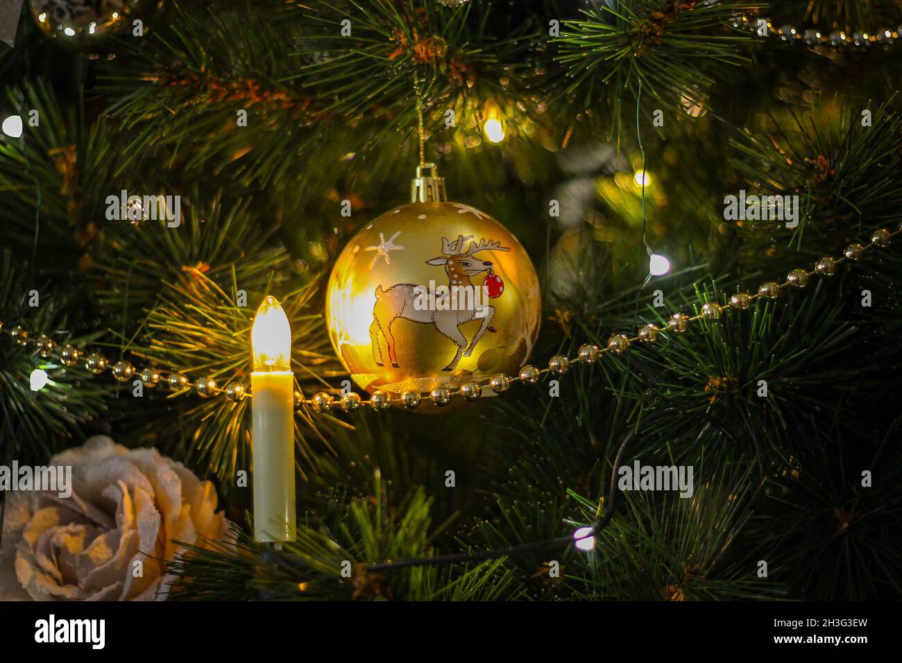 Noël arbre de noël décoré avec soin avec un baptême de bal Banque D'Images