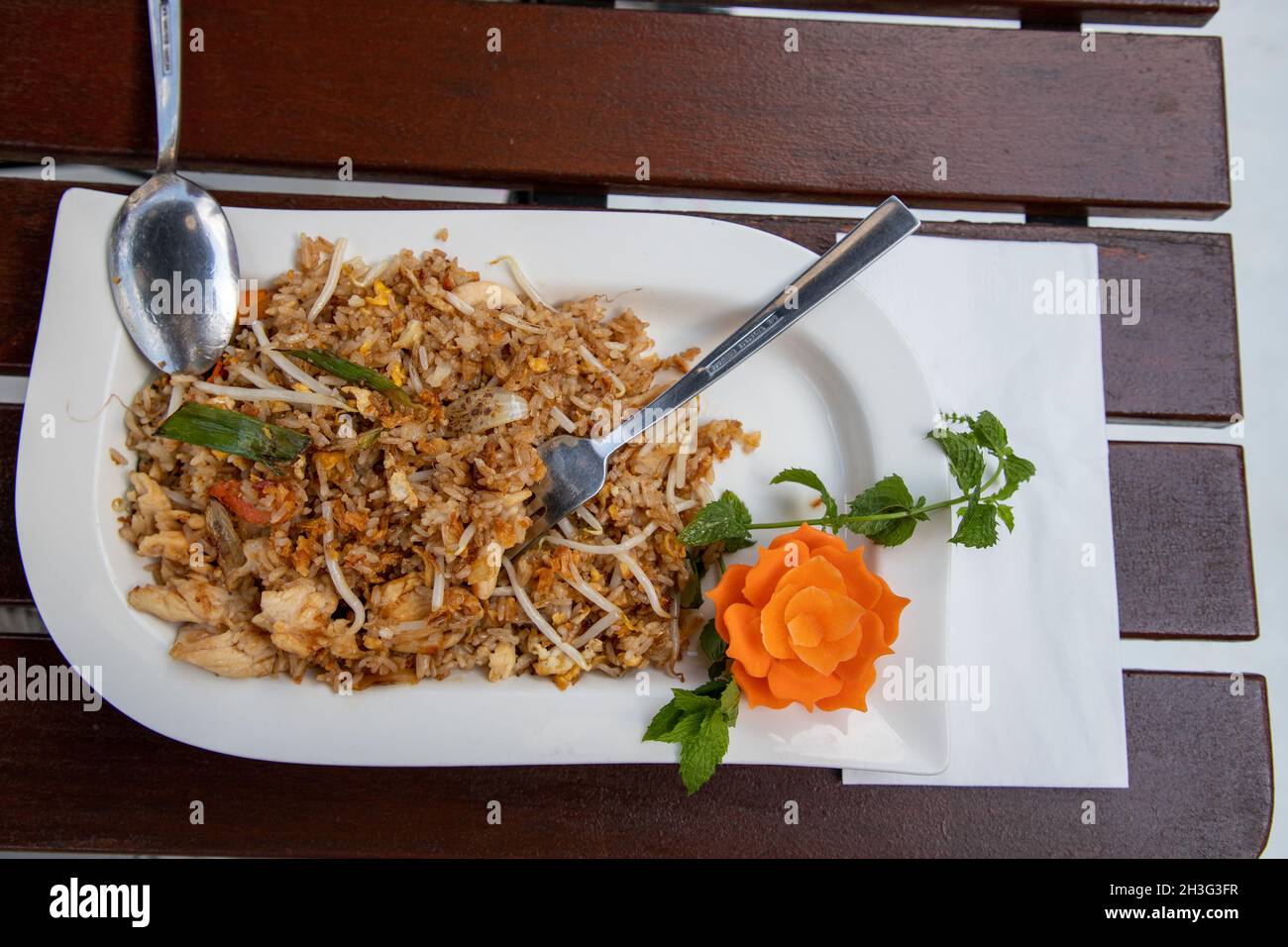 Cuisine chinoise à l'extérieur dans le restaurant sur la table en bois de la vue de dessus Banque D'Images