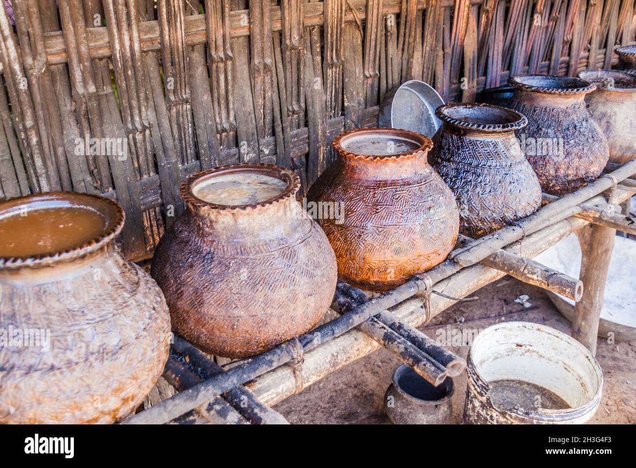 Récipients pour la fermentation d'un vin de palme au Myanmar Banque D'Images