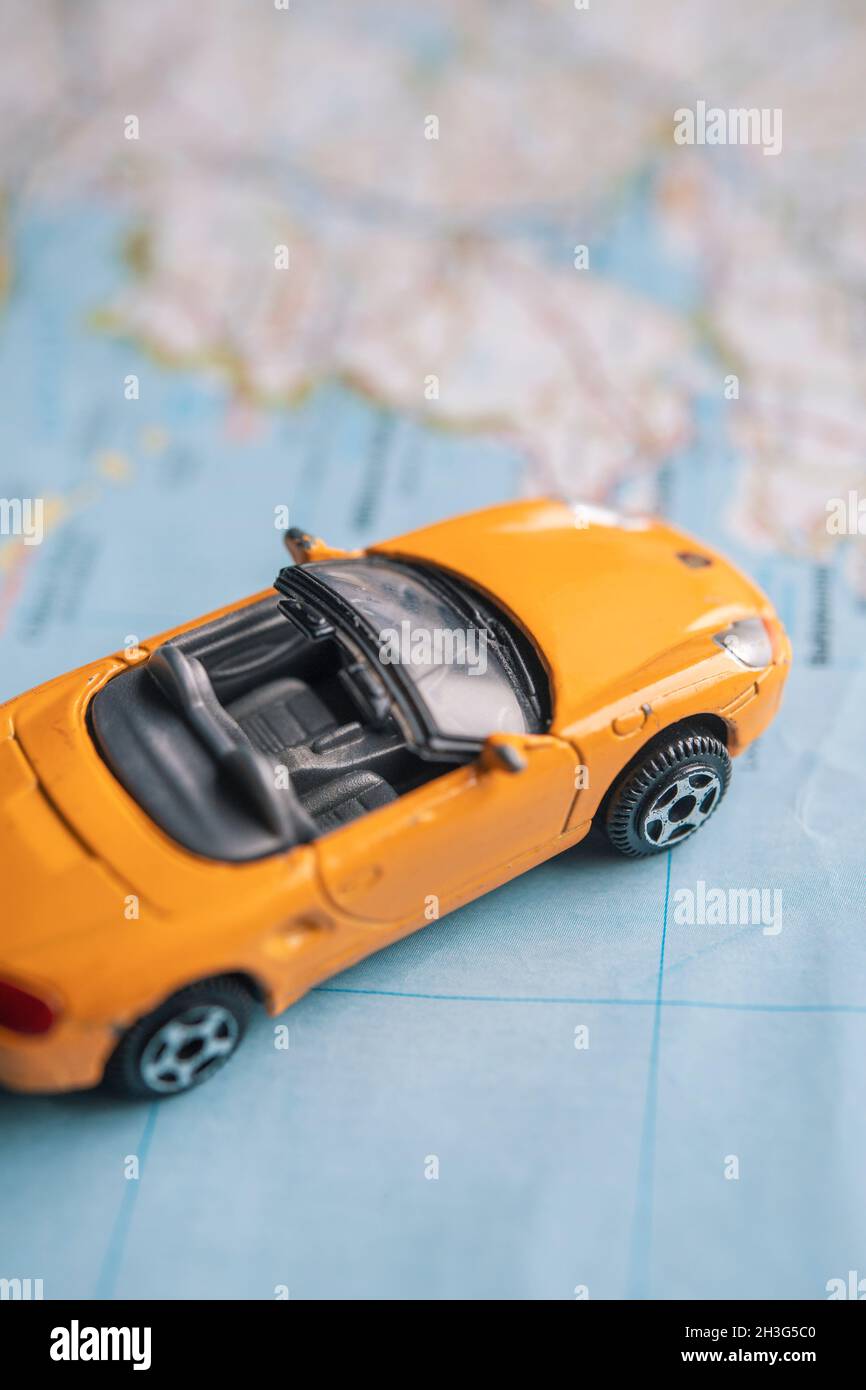 Petite voiture sur une carte routière Banque D'Images