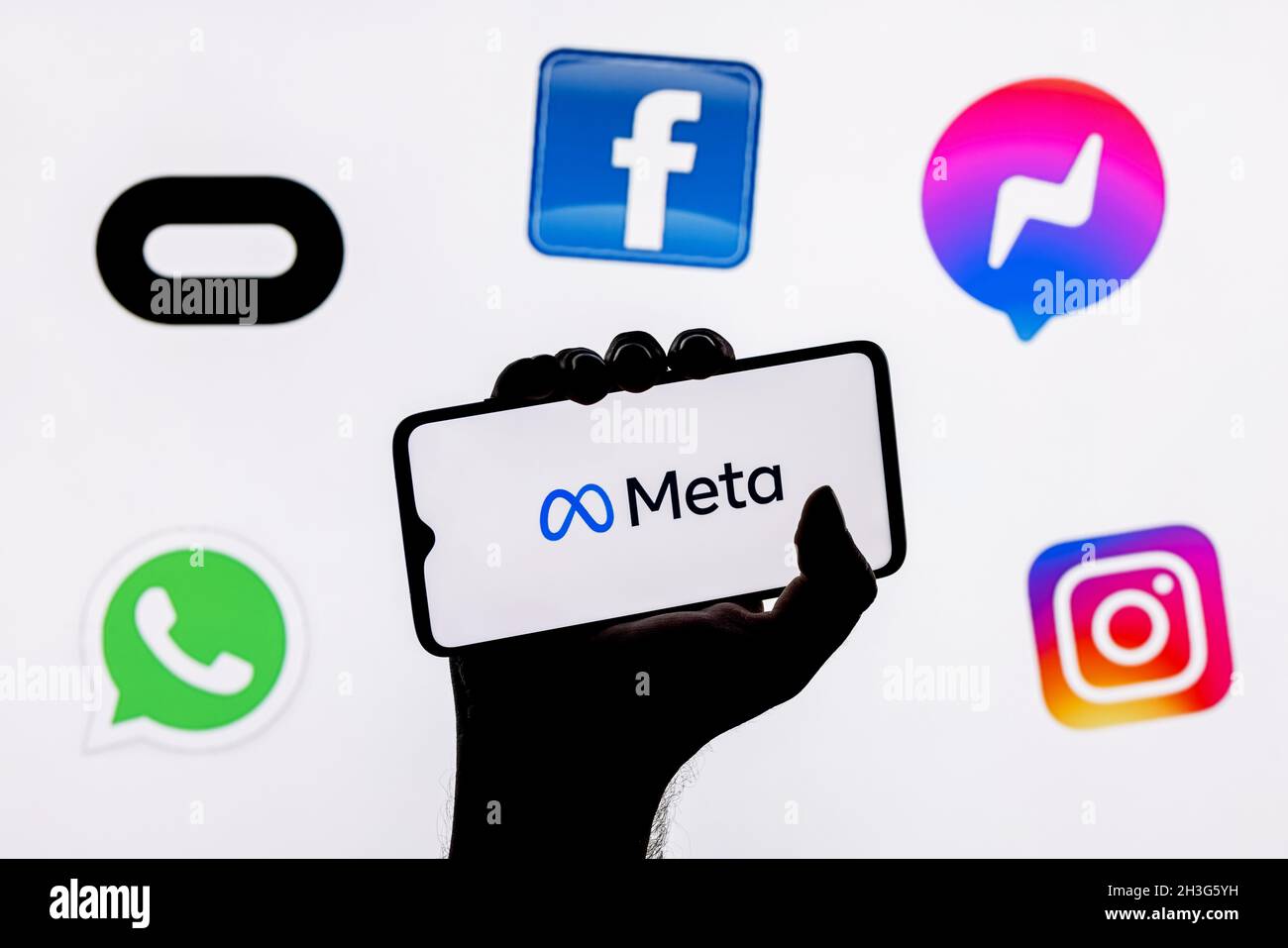 Facebook change son nom en Meta.Smartphone avec logo Meta sur l'arrière-plan sur les logos des produits appartenant à facebook metaverse. Banque D'Images