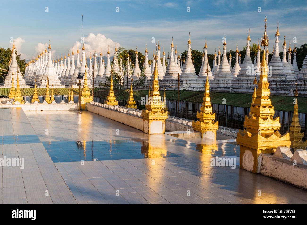 Stupas blancs autour de Sandamuni Sandamani ou Sandar Mu ni pagode à Mandalay, Myanmar Banque D'Images