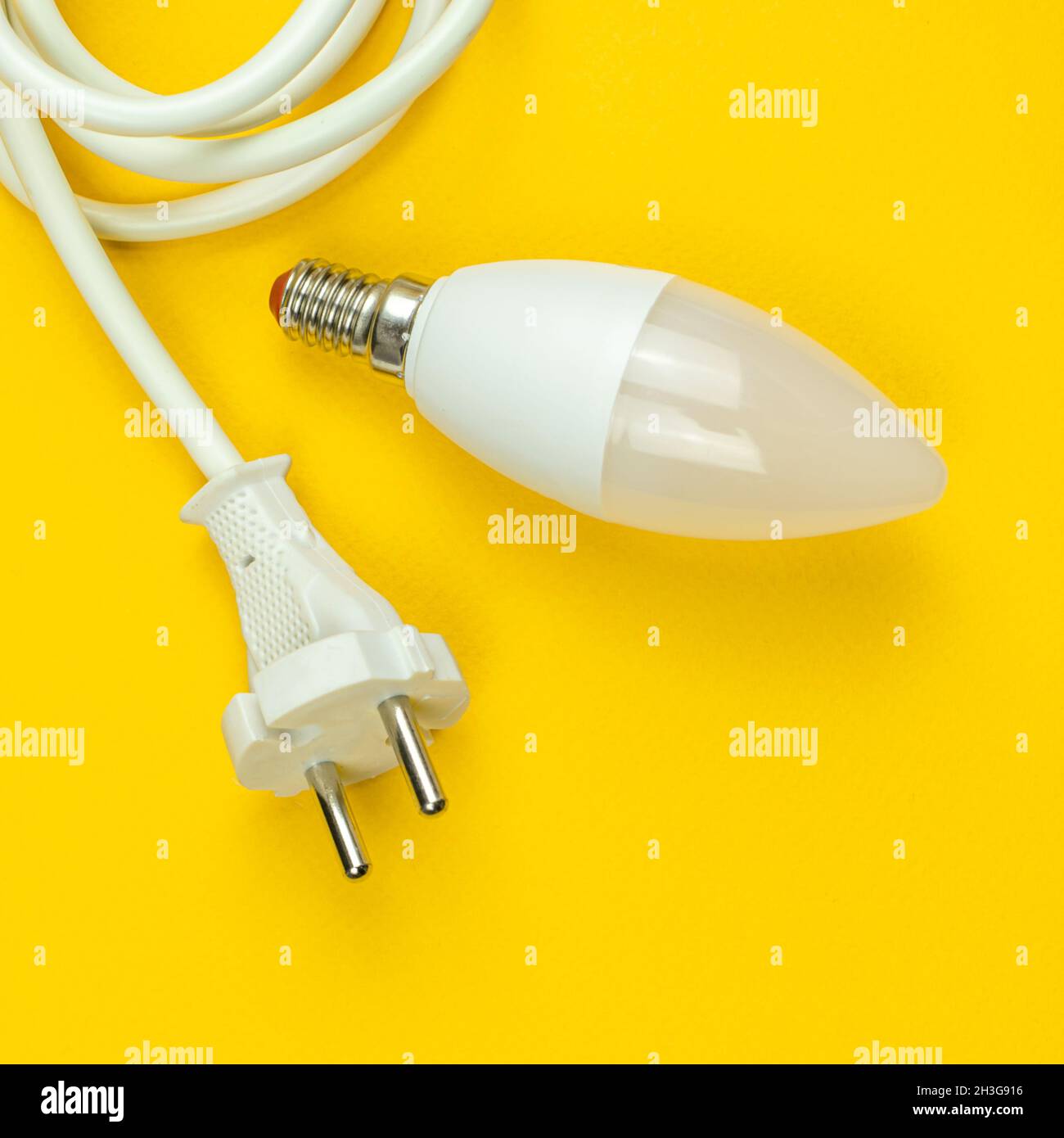 Économie d'énergie, concept écologique.Ampoule LED et câble d'alimentation  électrique, fond jaune, forme carrée, vue de dessus et plan plat avec photo  d'espace de copie Photo Stock - Alamy