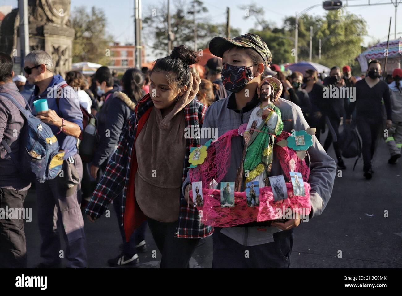 Des milliers de dévotés assistent au temple pour bénir les images de Saint Jude l'Apôtre dans le cadre des célébrations annuelles du saint à l'église de San Hippolito, était un des disciples de Jésus de Nazareth, qui faisait partie du groupe des douze apôtres .Le 28 octobre 2021 à Mexico, Mexique.(Photo de Fernanda Rojas/ Eyepix Group) Banque D'Images Des milliers de dévotés assistent au temple pour bénir les images de Saint Jude l'Apôtre dans le cadre des célébrations annuelles du saint à l'église de San Hippolito, était un des disciples de Jésus de Nazareth, qui faisait partie du groupe des douze apôtres .Le 28 octobre 2021 à Mexico, Mexique.(Photo de Fernanda Rojas/ Eyepix Group) Banque D'Images