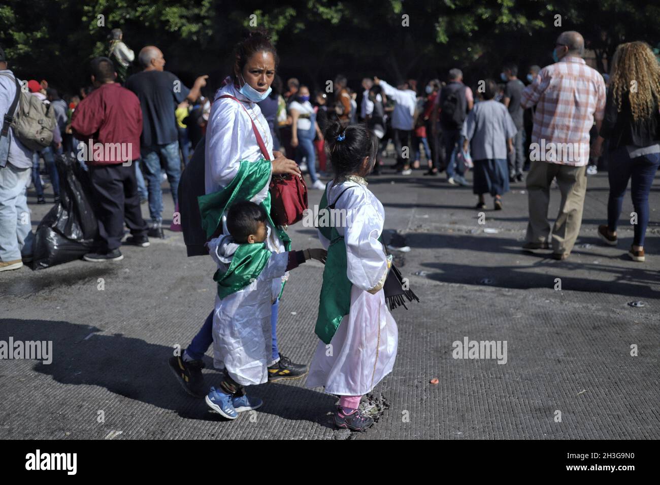 Des milliers de dévotés assistent au temple pour bénir les images de Saint Jude l'Apôtre dans le cadre des célébrations annuelles du saint à l'église de San Hippolito, était un des disciples de Jésus de Nazareth, qui faisait partie du groupe des douze apôtres .Le 28 octobre 2021 à Mexico, Mexique.(Photo de Fernanda Rojas/ Eyepix Group) Banque D'Images Des milliers de dévotés assistent au temple pour bénir les images de Saint Jude l'Apôtre dans le cadre des célébrations annuelles du saint à l'église de San Hippolito, était un des disciples de Jésus de Nazareth, qui faisait partie du groupe des douze apôtres .Le 28 octobre 2021 à Mexico, Mexique.(Photo de Fernanda Rojas/ Eyepix Group) Banque D'Images
