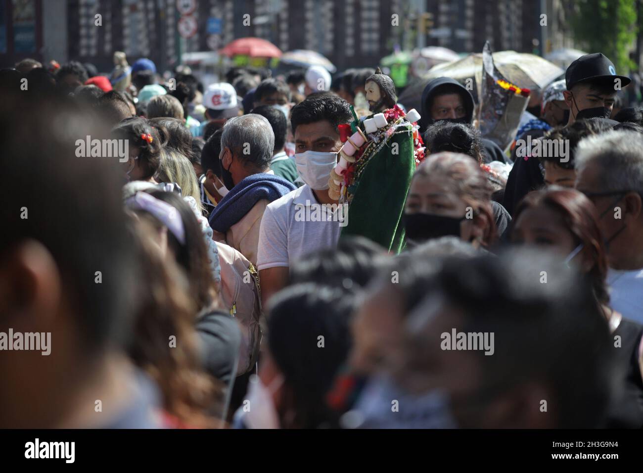 Des milliers de dévotés assistent au temple pour bénir les images de Saint Jude l'Apôtre dans le cadre des célébrations annuelles du saint à l'église de San Hippolito, était un des disciples de Jésus de Nazareth, qui faisait partie du groupe des douze apôtres .Le 28 octobre 2021 à Mexico, Mexique.(Photo de Fernanda Rojas/ Eyepix Group) Banque D'Images Des milliers de dévotés assistent au temple pour bénir les images de Saint Jude l'Apôtre dans le cadre des célébrations annuelles du saint à l'église de San Hippolito, était un des disciples de Jésus de Nazareth, qui faisait partie du groupe des douze apôtres .Le 28 octobre 2021 à Mexico, Mexique.(Photo de Fernanda Rojas/ Eyepix Group) Banque D'Images