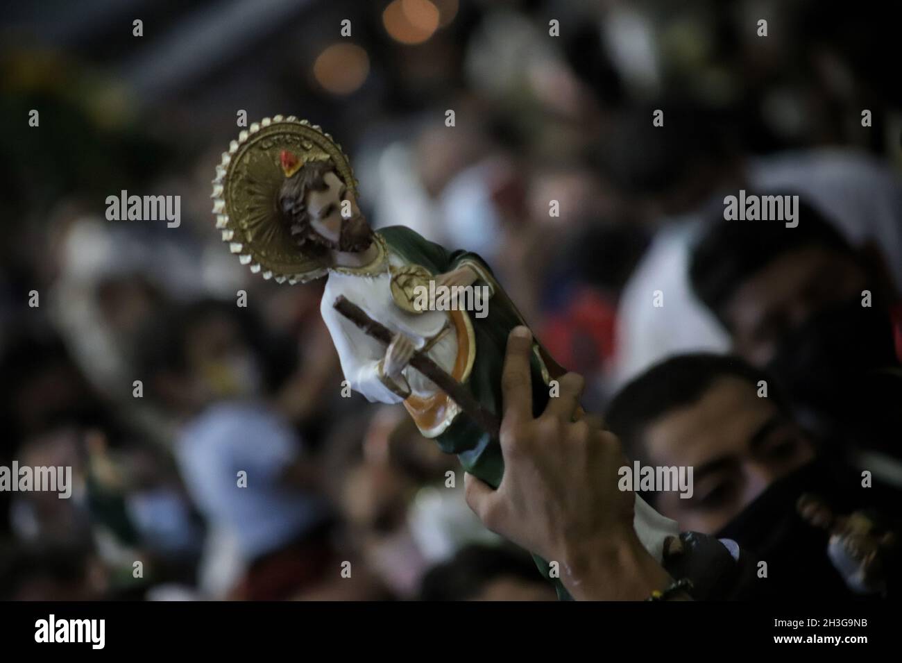 Des milliers de dévotés assistent au temple pour bénir les images de Saint Jude l'Apôtre dans le cadre des célébrations annuelles du saint à l'église de San Hippolito, était un des disciples de Jésus de Nazareth, qui faisait partie du groupe des douze apôtres .Le 28 octobre 2021 à Mexico, Mexique.(Photo de Fernanda Rojas/ Eyepix Group) Banque D'Images Des milliers de dévotés assistent au temple pour bénir les images de Saint Jude l'Apôtre dans le cadre des célébrations annuelles du saint à l'église de San Hippolito, était un des disciples de Jésus de Nazareth, qui faisait partie du groupe des douze apôtres .Le 28 octobre 2021 à Mexico, Mexique.(Photo de Fernanda Rojas/ Eyepix Group) Banque D'Images