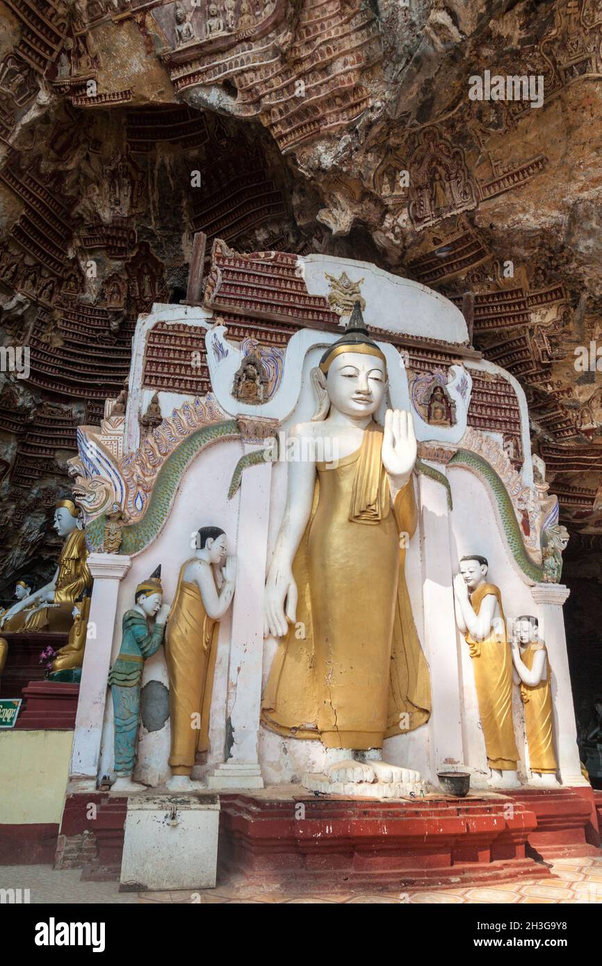 Statues de Bouddha dans la grotte de Kawgun près de hPa an, Myanmar Banque D'Images