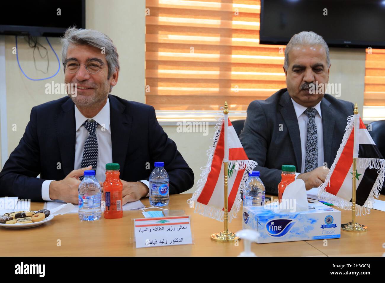 Amman, Jordanie.28 octobre 2021.Le ministre libanais de l'énergie Walid Fayyad (L) et le ministre syrien de l'électricité Ghassan al-Zamil assistent à une réunion à Amman (Jordanie) le 28 octobre 2021.La Jordanie, la Syrie et le Liban ont conclu jeudi un accord final pour fournir au Liban de l'électricité jordanienne par la Syrie.Credit: Mohammad Abu Ghosh/Xinhua/Alamy Live News Banque D'Images