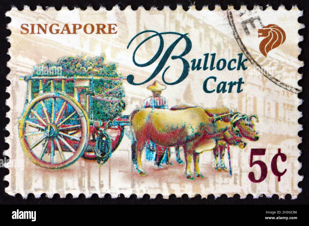 SINGAPOUR - VERS 1997 : un timbre imprimé à Singapour montre un chariot à boulettes, un véhicule à deux ou quatre roues tiré par oxen, vers 1997 Banque D'Images
