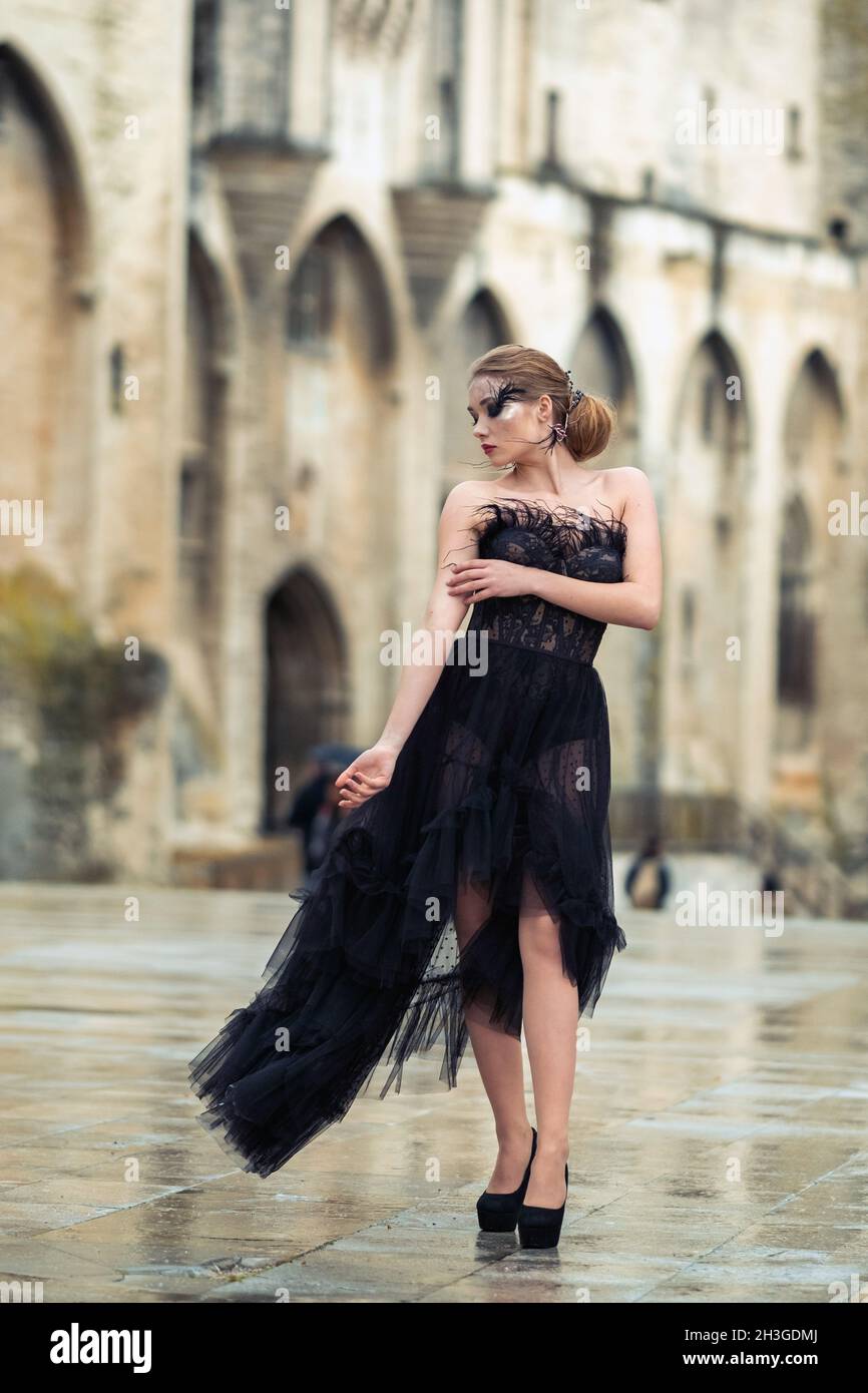 Une mariée élégante dans une robe de mariage noire dans l'ancienne ville  française d'Avignon.Un modèle dans une robe noire Photo Stock - Alamy