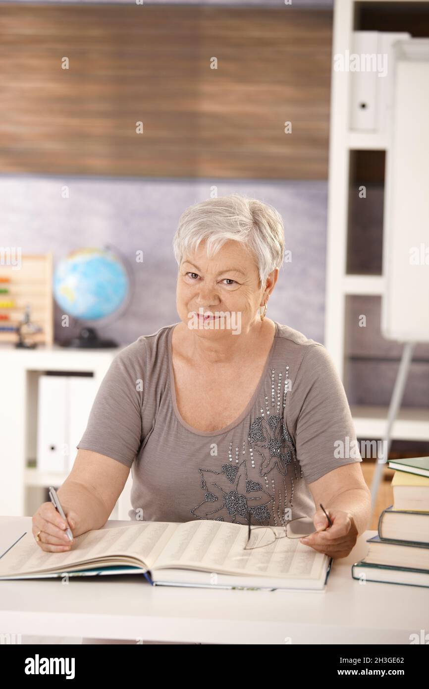 Professeur principal à l'école à la recherche dans un livre Banque D'Images