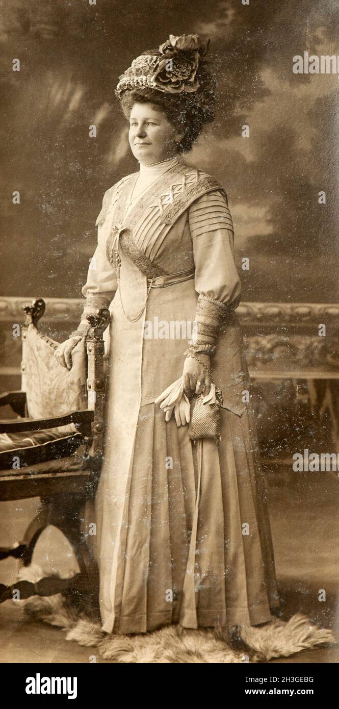 Femme allemande riche pendant la période belle époque (la photo a été prise par le photographe M. Obergassner) Banque D'Images