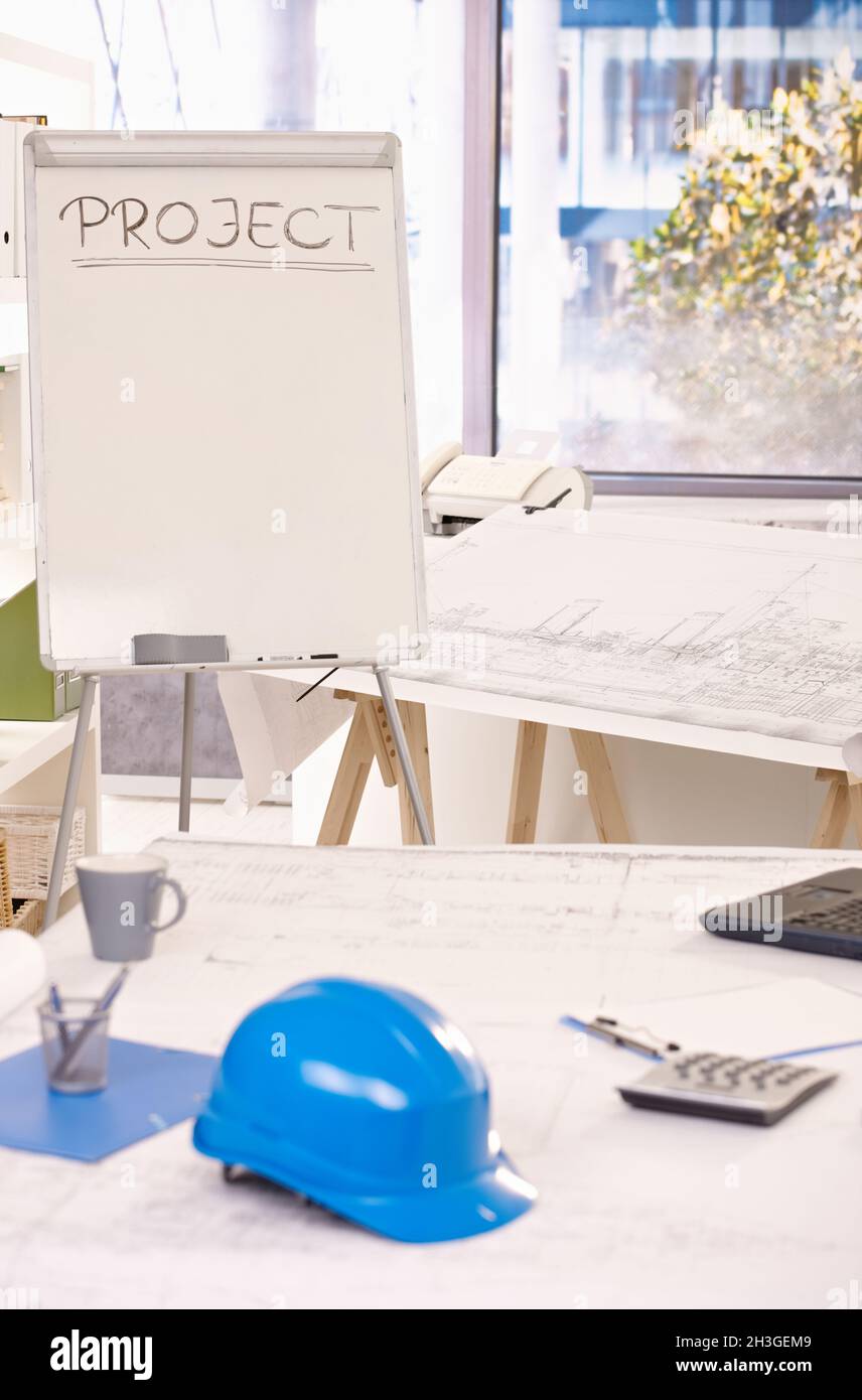 Vue sur le bureau avec plan d'affichage et casque Banque D'Images