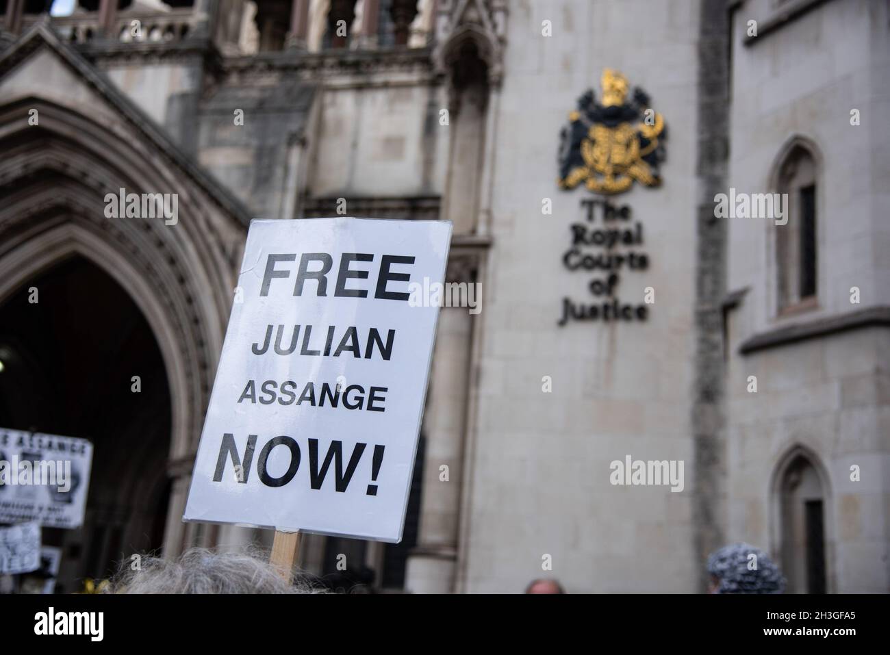 Londres, Royaume-Uni.28 octobre 2021.Un écriteau indiquant « Free Julian Assange » vu pendant la démonstration.Les manifestants en faveur de Julian Assange se sont rassemblés devant les cours royales de justice tandis que le gouvernement américain a fait appel de la décision de ne pas extrader le fondateur de WikiLeaks.Assange est confronté à des accusations d'espionnage et peut-être même à une prison à vie.Crédit : SOPA Images Limited/Alamy Live News Banque D'Images