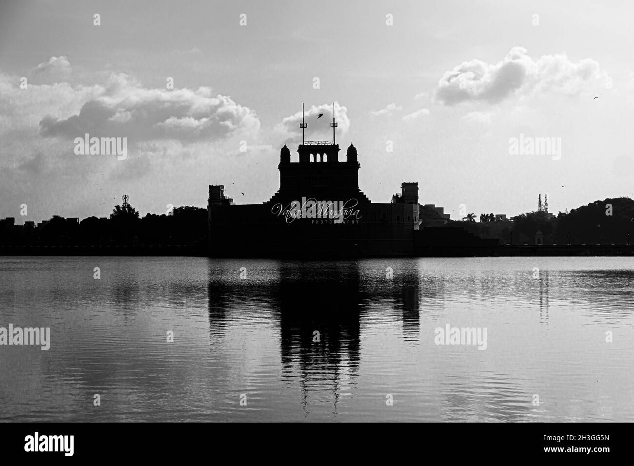 Image en niveaux de gris d'un beau château avec une réflexion dans la vue ; fond de ciel Banque D'Images