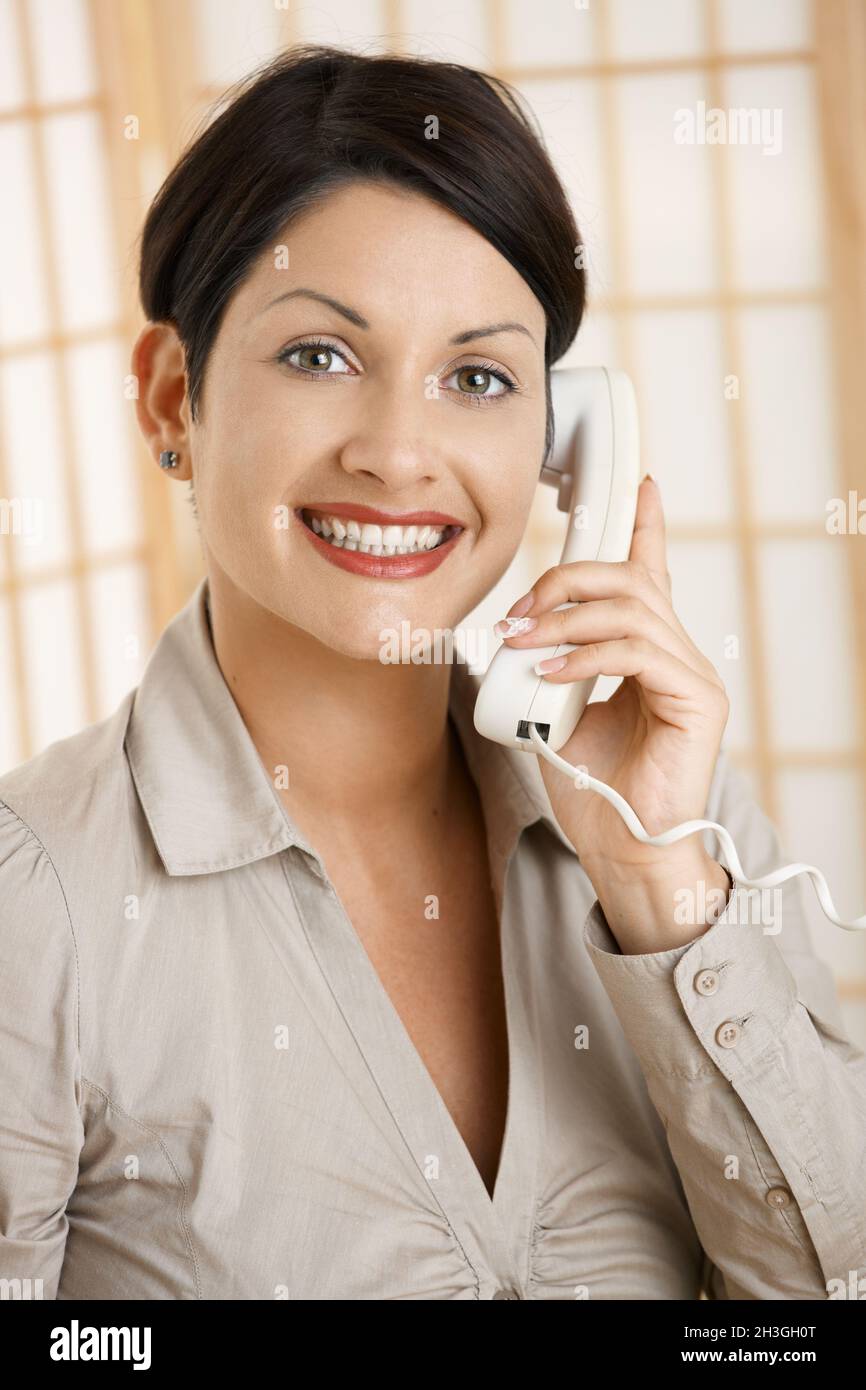 Happy Woman talking on phone Banque D'Images