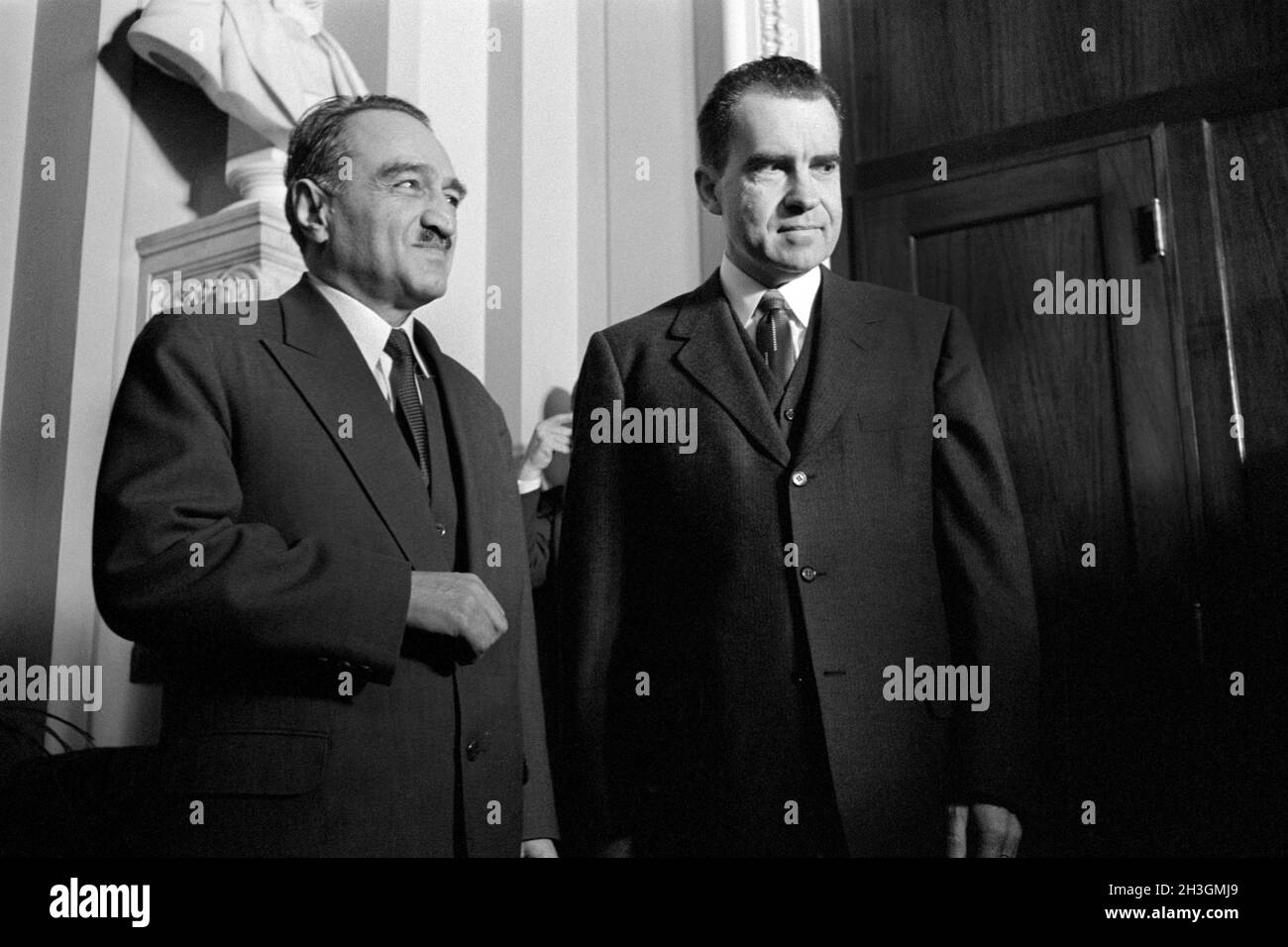 Anastas Mikoyan, premier vice-président du Conseil des ministres de l'Union soviétique avec le vice-président américain Richard Nixon, demi-portrait, Washington, D.C., États-Unis,Thomas J. O'Halloran, US News & World Report Magazine Collection, 6 janvier 1959 Banque D'Images